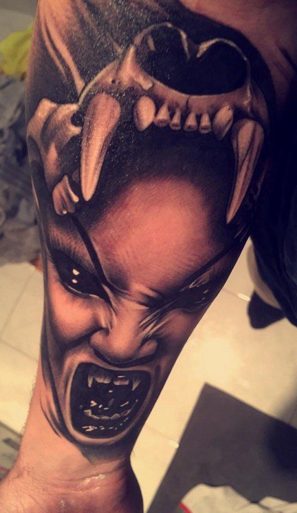 手前臂上黑灰色恐怖的邪恶的女人图案纹身