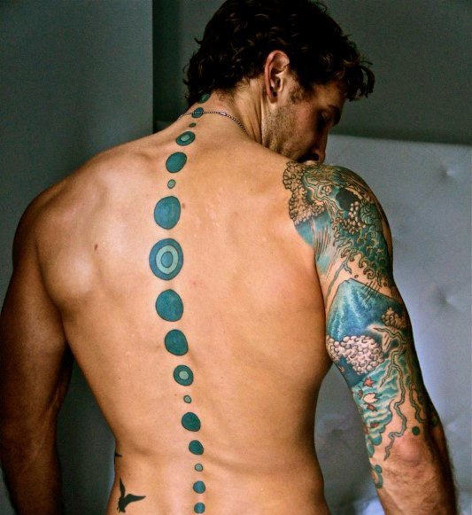 20款男性背部脊椎骨上的纹身图案欣赏