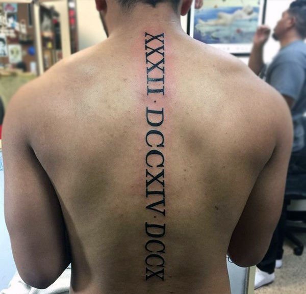 20款男性背部脊椎骨上的纹身图案欣赏