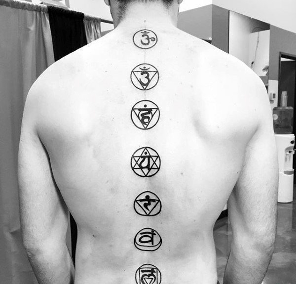 20款男性背部脊椎骨上的纹身图案欣赏