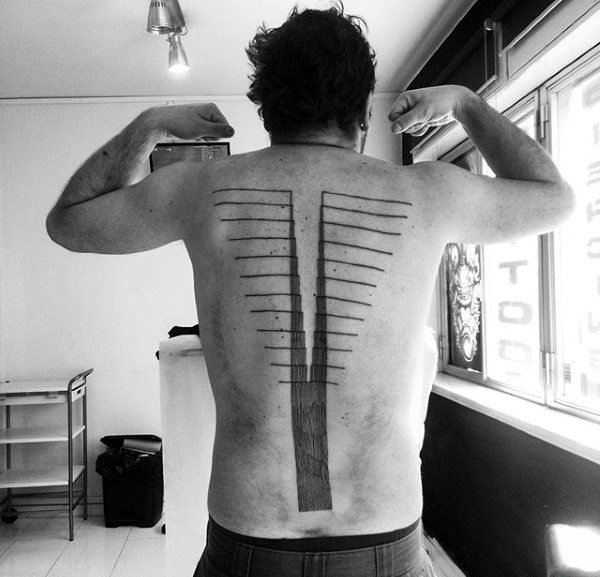 20款男性背部脊椎骨上的纹身图案欣赏