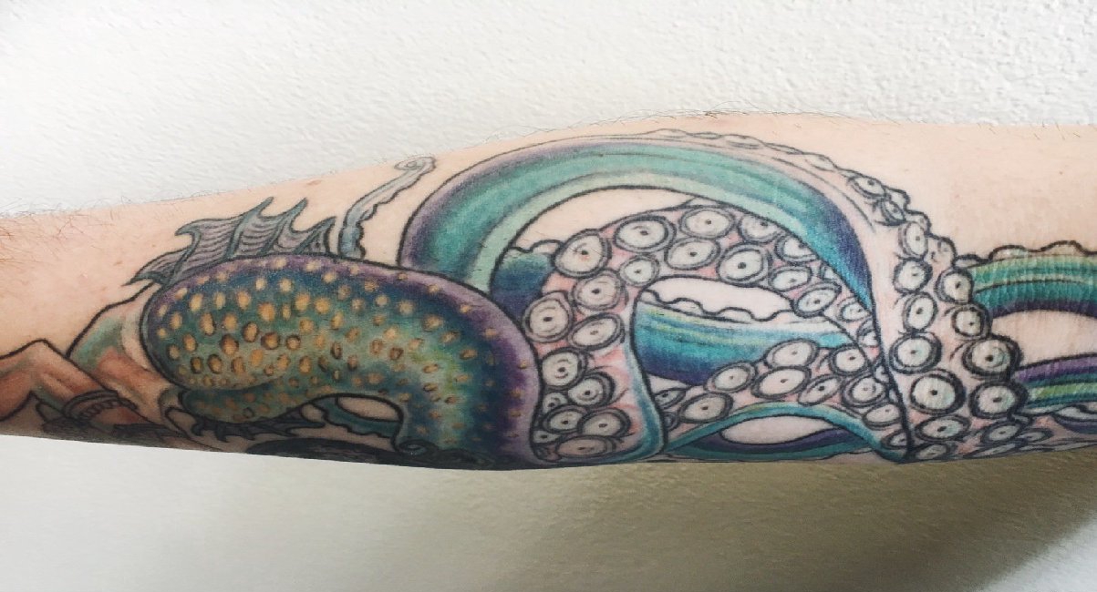 花臂上的美人身章鱼尾纹身图片