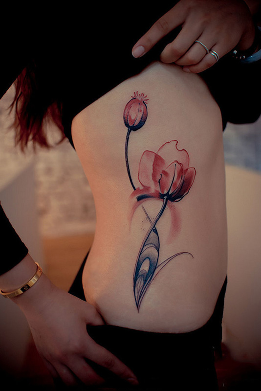 美女腰部花卉彩色纹身图案
