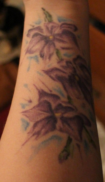 手臂上的紫色花朵纹身