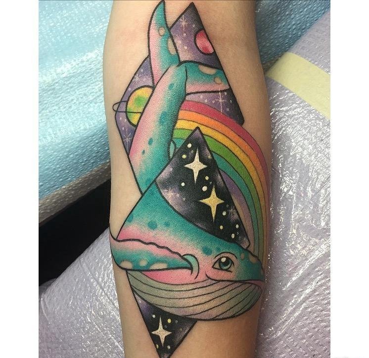 手臂彩色纹身鲸鱼纹身星球纹身彩虹几何纹身图片