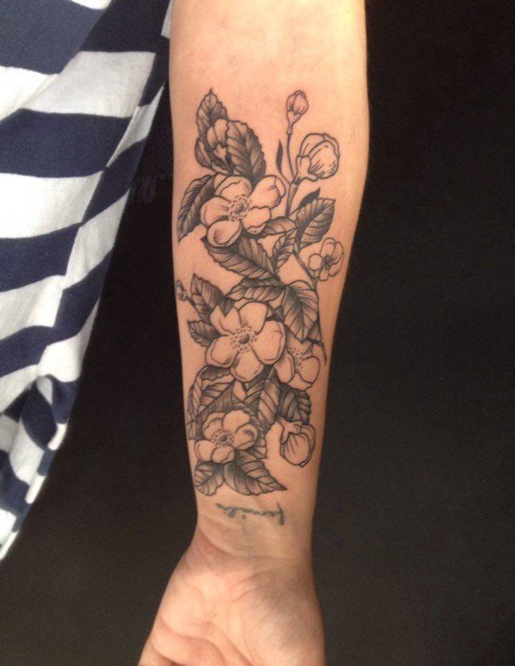 手前臂黑色植物藤素描纹身小花朵图片
