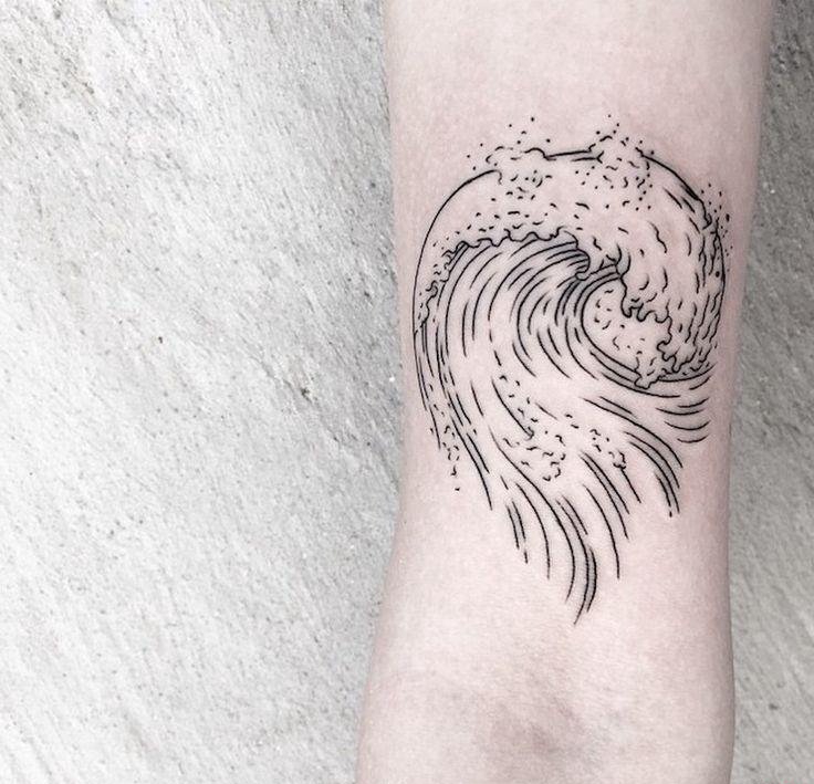 手臂上黑色简单个性线条纹身海浪和浪花纹身图片