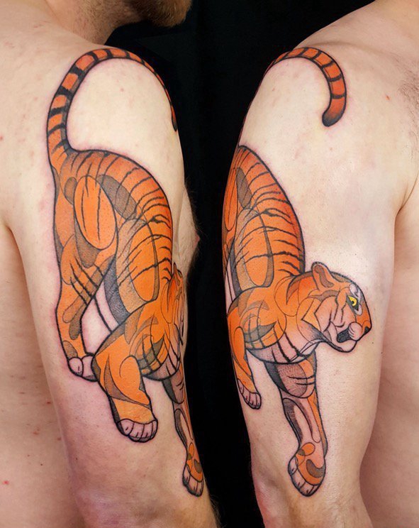 男性右手臂彩色纹身老虎小动物纹身图案
