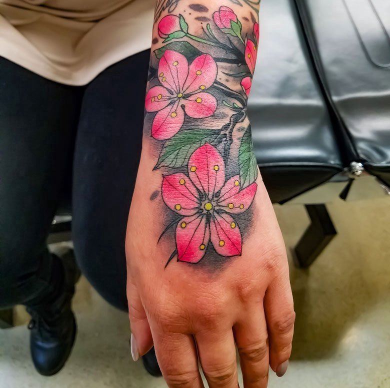 手腕上彩色樱花纹身植物颜料纹身图片