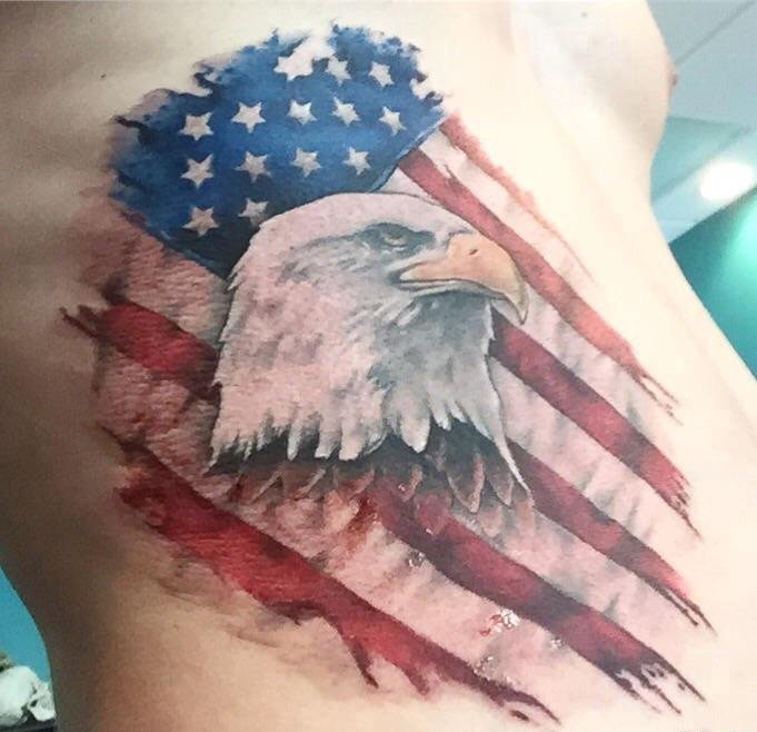 彩色老鹰纹身和美国国旗纹身腰部男性超威猛纹身图片