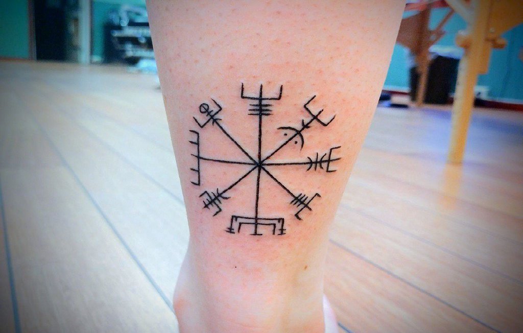 脚踝上黑色简单个性线条纹身励志纹身符号图片