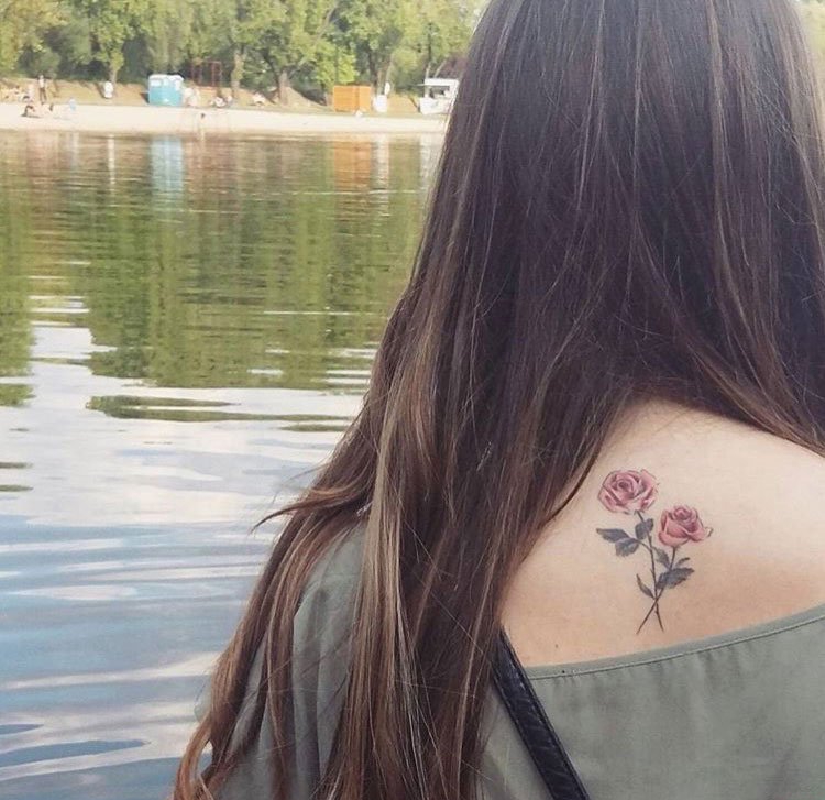 女性彩色植物颜料纹身玫瑰花纹身图案