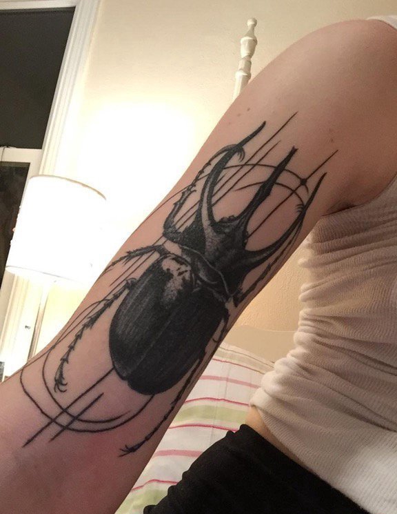 手大臂上漂亮的黑色风格甲虫图案纹身