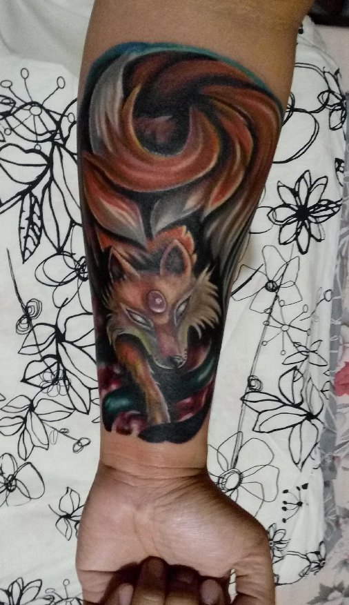 小臂上漂亮的彩色狐狸图案纹身图片