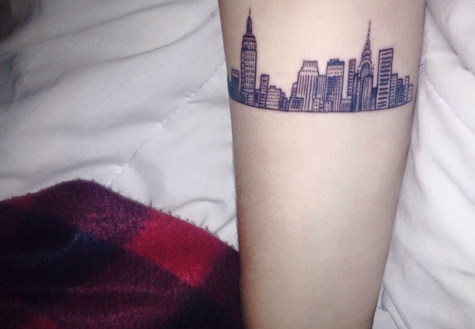 描绘城市标志建筑天际线的纹身图案
