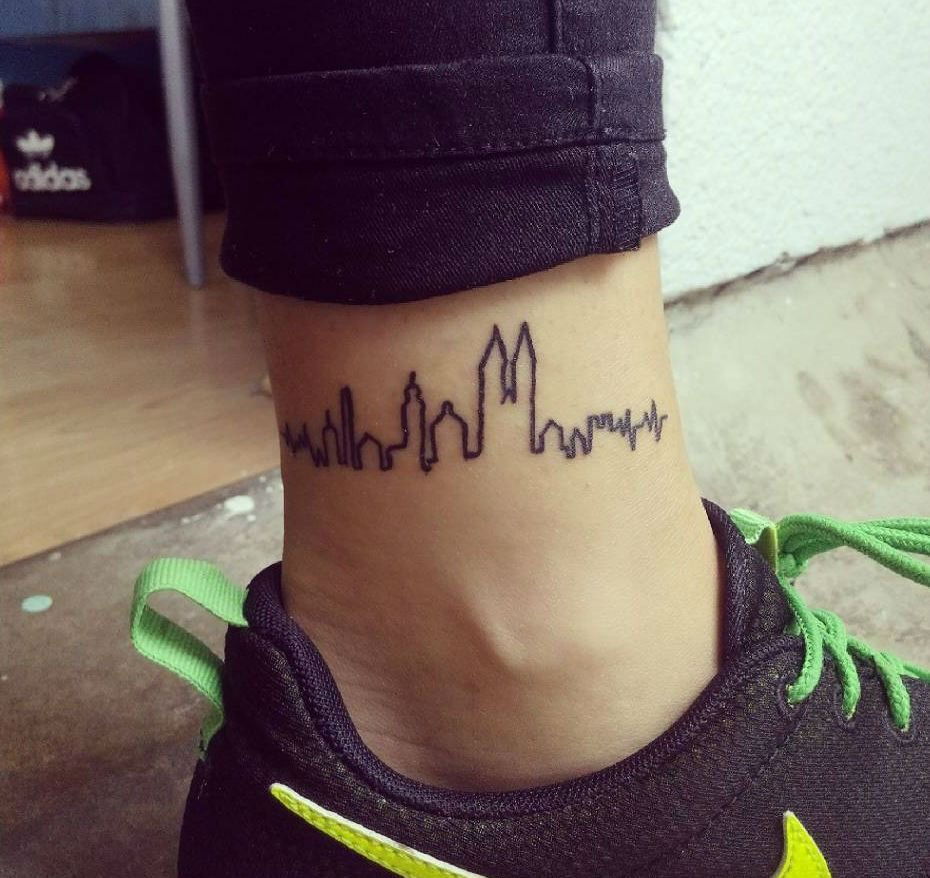 描绘城市标志建筑天际线的纹身图案