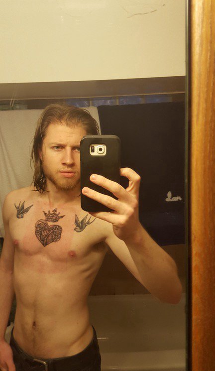 男性胸部上的左右双燕和圣心纹身图片