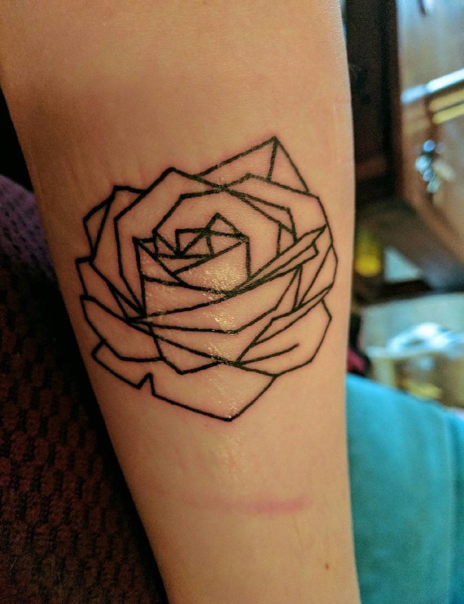 手臂上简单的黑色线条风格玫瑰花纹身