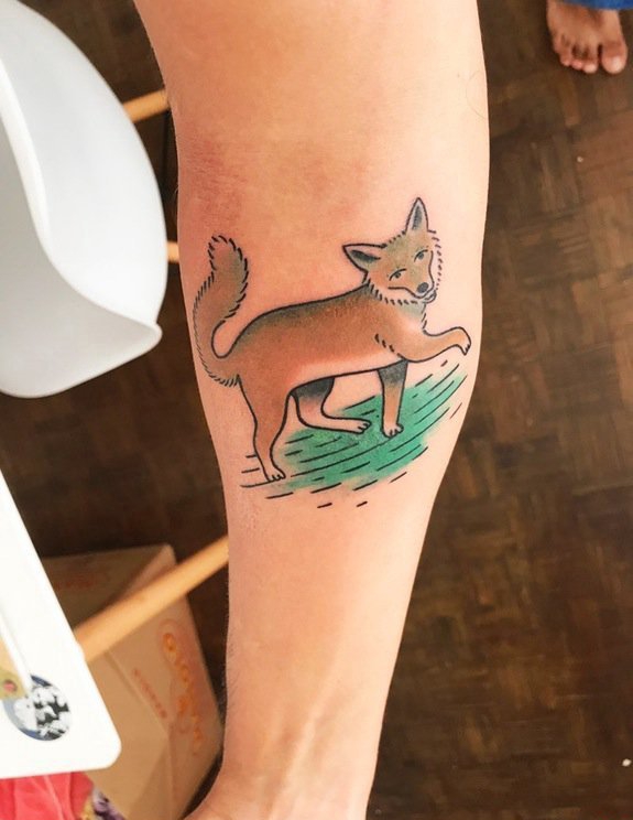 手前臂上一只可爱的小狐狸纹身