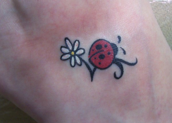 女孩就喜欢这样清新可爱的小瓢虫纹身图案