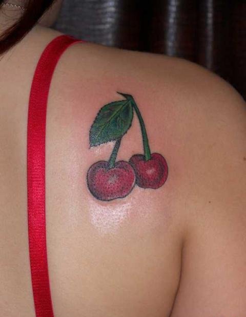 女性身上看起来是如此可口的水果樱桃纹身图案