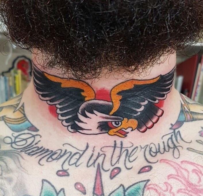 彩色传统纹身脖子老鹰纹身动物图片