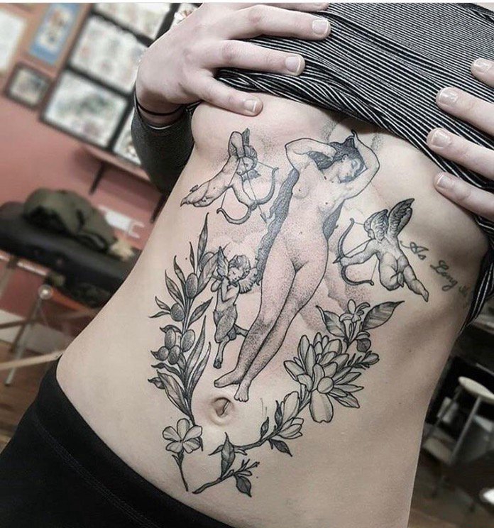 女性腹部上的裸体女性和小天使纹身图片