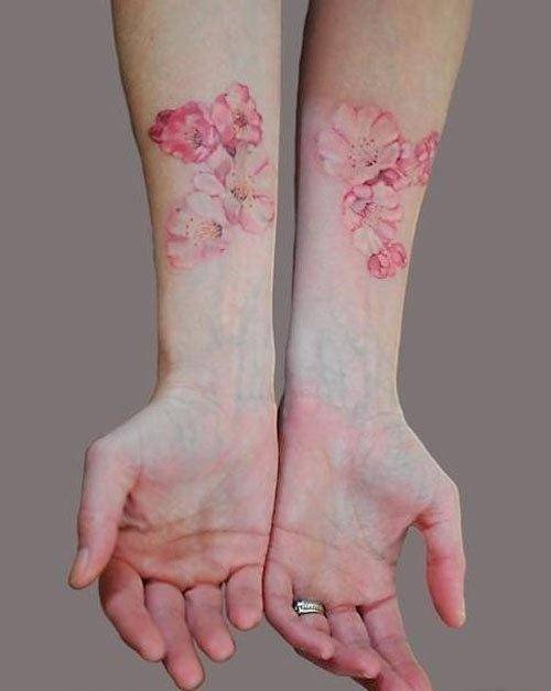 女生手臂上彩色渐变纹身小清新植物纹身图片
