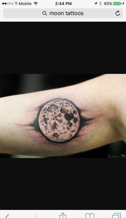 手臂上黑白纹身点刺技巧纹身月亮图片