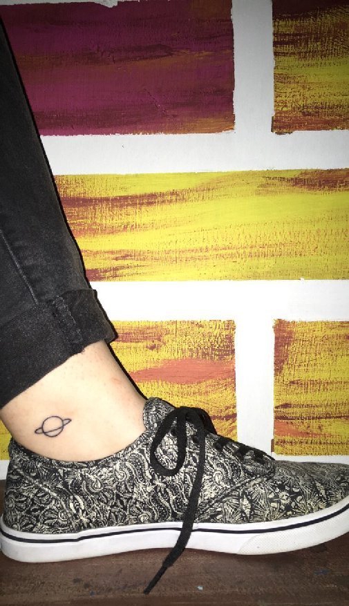 男性脚腕上黑色简单线条纹身星球土星纹身图片