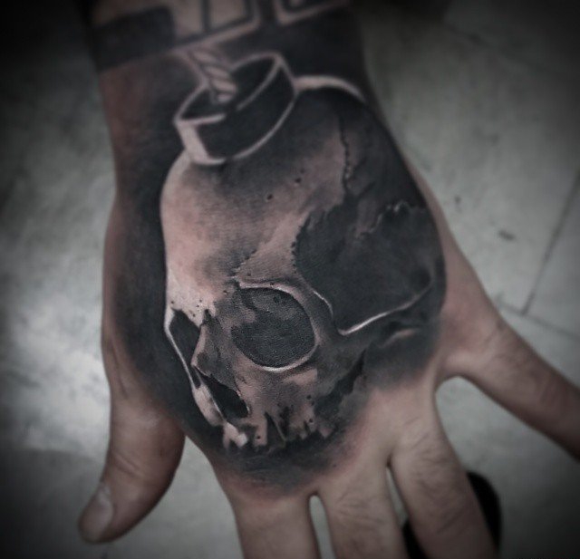 男性手臂上恐怖纹身骷髅头纹身立体小纹身3d图案