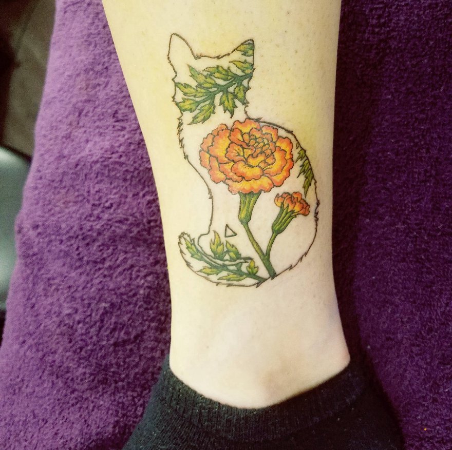 女神腿部猫纹身和文艺花朵纹身图片