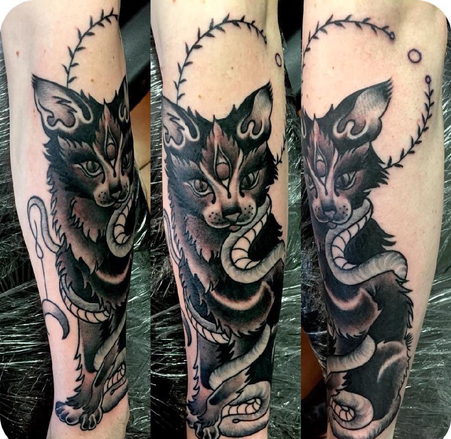 黑色手臂眼睛纹身蛇和植物藤和三只眼睛黑猫纹身图片