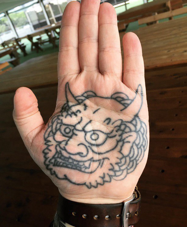 男生手掌上纹身黑白灰风格石狮子纹身图片