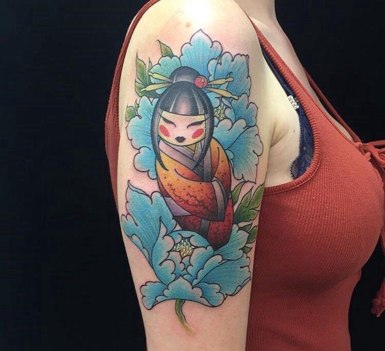 女生手臂上彩色纹身文艺花朵纹身人物肖像纹身图片