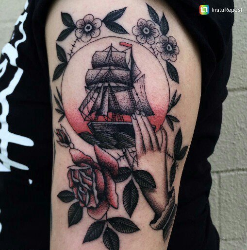 手臂上彩色纹身点刺技巧纹身小帆船花边纹身图片