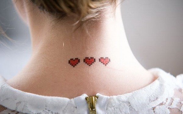 女生后颈部性感又可爱的小清新纹身图案