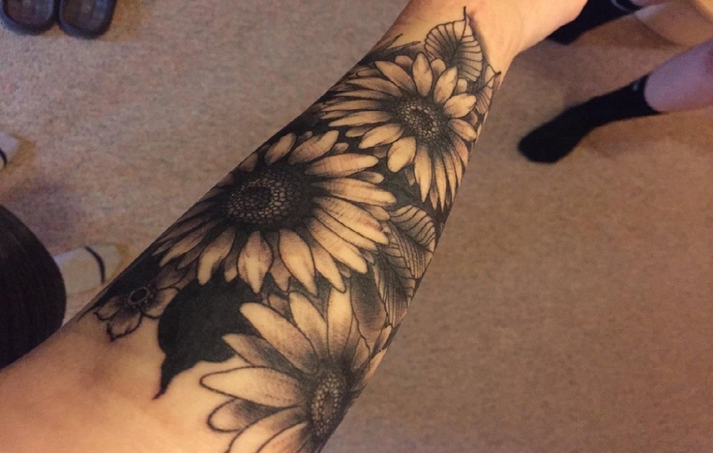 手臂上黑白纹身点刺技巧植物纹身素材向日葵纹身图片