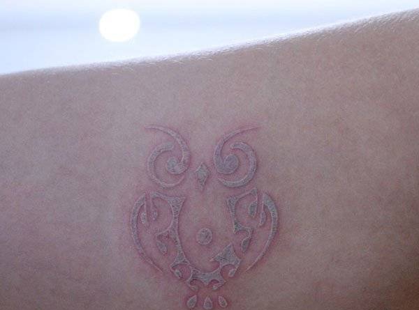 一组女生喜爱的超美的白色隐形纹身图案