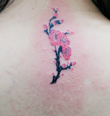 美女颈部漂亮的梅花纹身图片