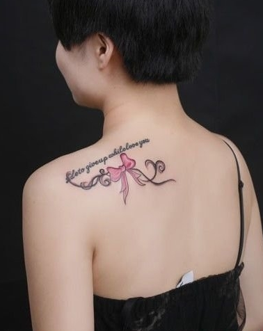 女生背部唯美英文蝴蝶结纹身图案