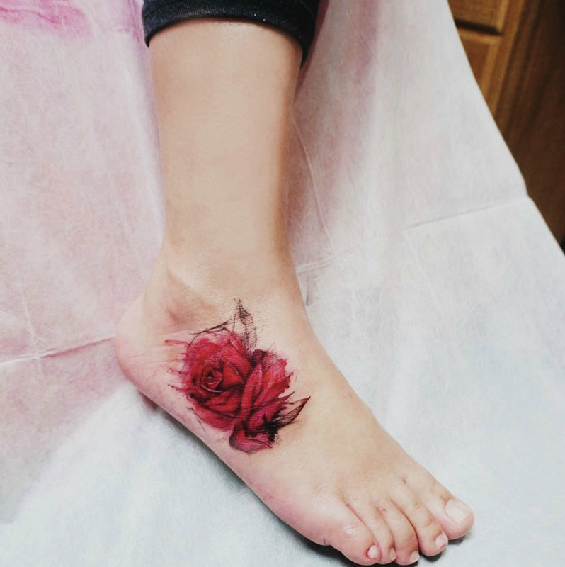 脚背清新红玫瑰纹身图案