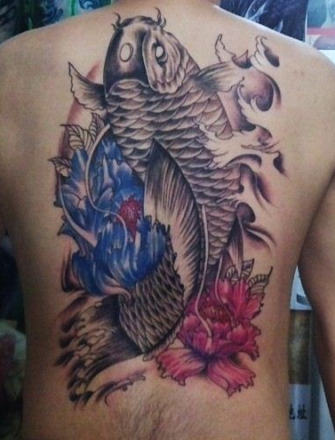 男性背部个性满背鲤鱼花朵纹身图案