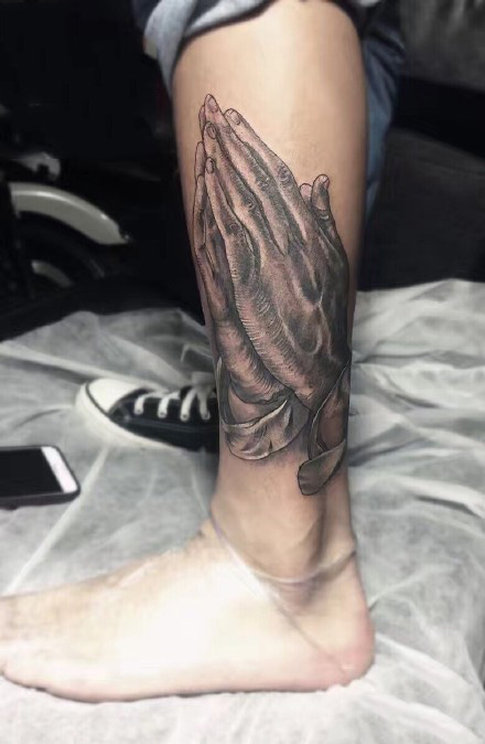 小腿上的祈祷之手纹身图案