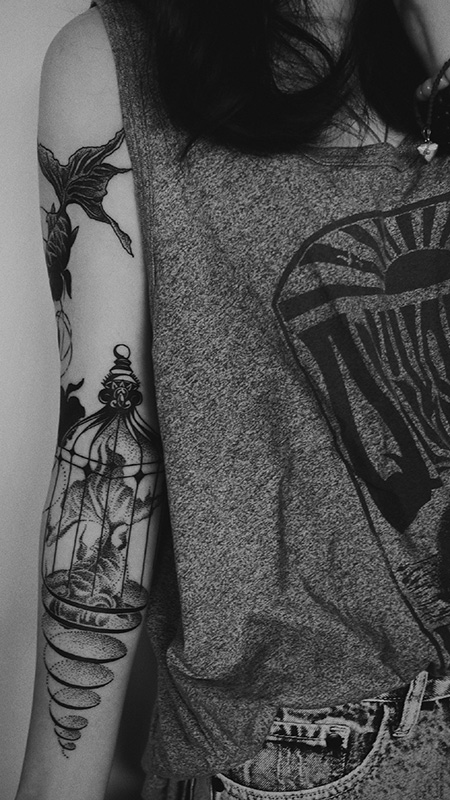 手臂金鱼鸟笼黑色点刺创意纹身图案
