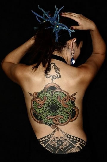 女性背部蛇图腾彩绘纹身图案