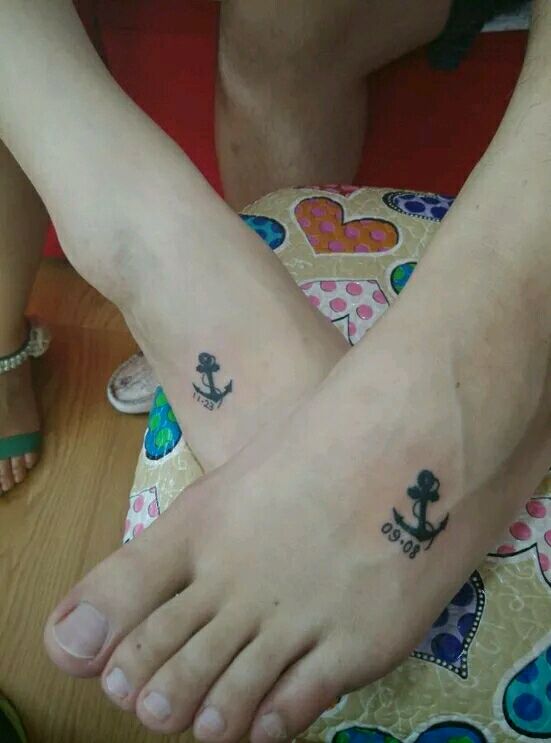情侣脚背数字和船锚纹身图案