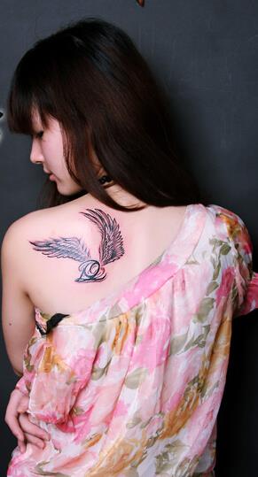 美女肩背精巧精致的翅膀字母纹身图案