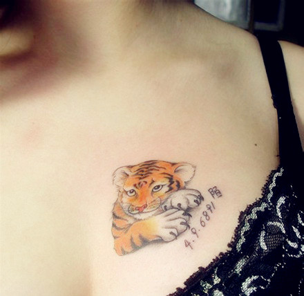 女生胸部彩色老虎可爱另类纹身图案
