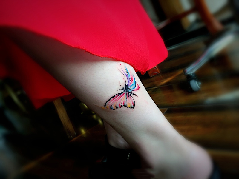 小腿唯美蝴蝶水彩纹身图案